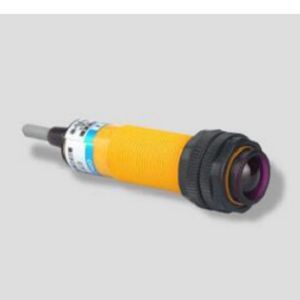 A través del remitente del sensor de haz
